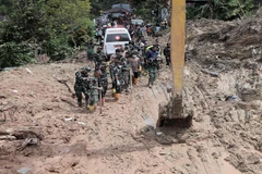 Lực lượng cứu hộ tìm kiếm nạn nhân sau trận lũ và lở đất ở Bắc Tapanuli Regency, Bắc Sumatra, Indonesia. (Ảnh: Tân Hoa xã)