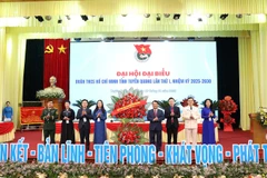 Đồng chí Hầu A Lềnh, Ủy viên Trung ương Đảng, Bí thư Tỉnh ủy Tuyên Quang tặng hoa chúc mừng đại hội.