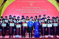 Đại diện các ban, bộ, ngành, đoàn thể trao Bằng khen tặng các thủ khoa xuất sắc của thành phố Hà Nội năm 2025.