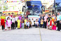 Gia đình đoàn viên khó khăn tham gia chương trình du xuân do Liên đoàn Lao động quận Bình Tân (cũ) tổ chức dịp Tết 2025. (Ảnh CAO HƯỜNG)