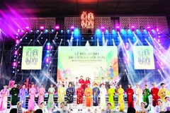 Giới thiệu vẻ đẹp áo dài Việt Nam tại lễ hội.