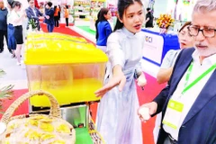 Khách quốc tế tham quan một gian hàng thực phẩm Việt Nam tại Vietnam Foodexpo 2025