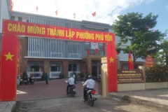 Cán bộ, viên chức phường Phú Yên phấn khởi đến cơ quan mới trong ngày 1/7.