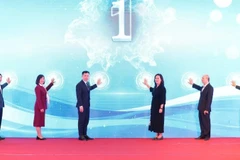 Các đại biểu thực hiện nghi thức bấm nút phát động Chương trình truyền thông về Bảo vệ môi trường trên địa bàn thành phố Hà Nội năm 2026.