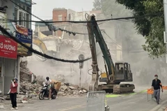 Bụi phát sinh trong quá trình phá dỡ công trình xây dựng. 