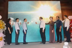 Các đại biểu thực hiện nghi thức phát động cuộc thi.