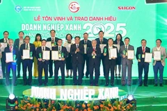 Lãnh đạo Ủy ban nhân dân Thành phố Hồ Chí Minh và Ban Tổ chức trao tặng danh hiệu “Doanh nghiệp xanh Thành phố Hồ Chí Minh” năm 2025 cho các doanh nghiệp. 