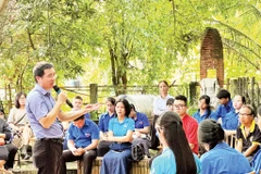 Diễn giả Nguyễn Quốc Vương trong một chương trình lan tỏa văn hóa đọc cho học sinh. 