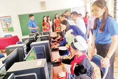 Khánh thành “Phòng máy tính cho em” thuộc Chương trình “Sóng và máy tính cho em” , do Trung ương Đoàn phối hợp với tỉnh triển khai trao tặng cho các trường học.