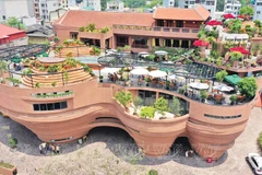 Bảo tàng Gốm Bát Tràng - điểm nhấn đặc biệt thu hút khách du lịch trên hành trình khám phá làng nghề truyền thống Bát Tràng. Ảnh: Vương Lộc