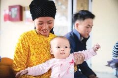 Các buổi tiêm chủng cũng là cơ hội để cán bộ y tế xã phổ biến kiến thức chăm sóc sức khỏe bản thân và trẻ nhỏ tới các bà mẹ. Ảnh: UNICEF Việt Nam