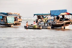 Từ sáng sớm, trên dòng Hậu Giang đã tấp nập người mua kẻ bán.