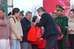 Ông Lester Tan, Tổng Giám đốc SABECO trao quà cho người dân tỉnh Đắk Lắk