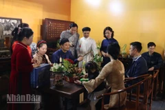 Không gian giới thiệu sinh hoạt văn hóa của người Hà Nội trong dịp Tết thu hút đông đảo du khách. 