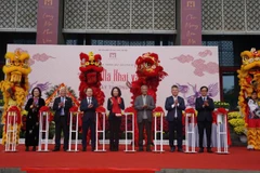 Các đại biểu cắt băng khai mạc chương trình.