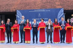 Các đại biểu cắt băng khai mạc không gian trưng bày.