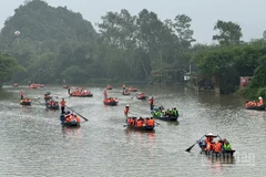 Nhờ sự vào cuộc kiên quyết của lực lượng chức năng, hầu hết khách du xuân chùa Hương đã mặc áo phao khi di chuyển trên suối Yến.
