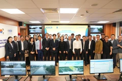 Lãnh đạo Cục Quản ly và Xây dựng công trình thủy lợi và các chuyên gia của dự án: “Xây dựng hệ thống quản lý thông tin thủy lợi tổng hợp tại lưu vực sông Mã”.