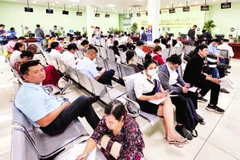 Người dân, doanh nghiệp thực hiện thủ tục hành chính tại Chi nhánh Văn phòng Đăng ký đất đai khu vực 2.