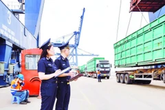 Hải quan cửa khẩu cảng Hòn Gai giám sát hàng hóa xuất nhập khẩu qua cảng.