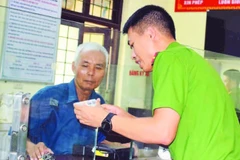 Cán bộ, chiến sĩ Công an phường Hiến Nam tận tình hướng dẫn người dân làm các thủ tục hành chính.