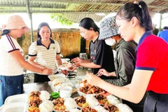 Những bữa cơm nghĩa tình dành cho đồng bào vùng lũ tại xã Tam Giang.
