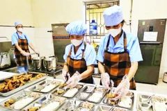 Chế biến suất ăn bán trú tại Trường tiểu học Vũ Thư (xã Vũ Thư, tỉnh Hưng Yên).