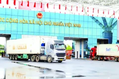 Hàng hóa thông quan qua Cửa khẩu Bắc Luân 2, Quảng Ninh.