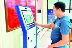 Người dân đến làm thủ tục hành chính tại trung tâm Phục vụ hành chính công xã Tiên Lữ.