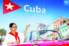 Du khách check-in cùng hình ảnh chiếc xe cổ Cuba.