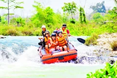 Khách du lịch tham gia tour chèo thuyền mạo hiểm trên sông Sêrêpốk, tỉnh Đắk Lắk. (Ảnh NGUYỄN CÔNG LÝ)