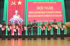 Lãnh đạo Đảng ủy, Ban Chỉ huy Bộ đội Biên phòng tỉnh Đắk Lắk trao quyết định cho các tổ chức Đảng trực thuộc.