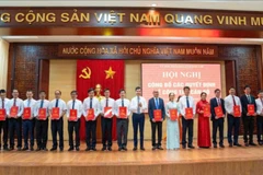 Phó Bí thư Tỉnh ủy, Chủ tịch Ủy ban nhân dân tỉnh Đắk Lắk Tạ Anh Tuấn trao quyết định bổ nhiệm Giám đốc các sở, ngành, đơn vị của tỉnh.
