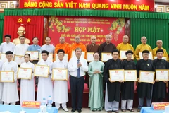 Các cá nhân tiêu biểu nhận Bằng khen của Ủy ban Mặt trận Tổ quốc Việt Nam tỉnh Vĩnh Long tại buổi họp mặt.