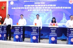 Các đồng chí Ban Chỉ đạo phát triển khoa học, công nghệ, đổi mới, sáng tạo và chuyển đổi số tỉnh Đắk Lắk nhấn nút ra mắt Trung tâm dữ liệu tỉnh Đắk Lắk. 