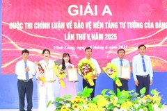 Ban tổ chức trao giải A cho sinh viên, giáo viên đoạt giải.