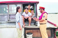 Tuyên truyền phòng ngừa tai nạn đuối nước đối với trẻ em đi trên phương tiện thủy.