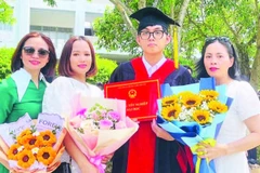 Khánh Duy và gia đình trong lễ tốt nghiệp đại học.