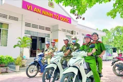 Lực lượng cơ sở phối hợp với công an xã tuần tra bảo đảm an ninh trật tự tại địa bàn cơ sở.