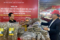 Nhiều sản phẩm phục vụ Tết Nguyên đán được bày bán tại chương trình.