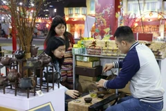 Người dân tìm hiểu, thưởng thức sản phẩm trà tại Lễ hội Xuân Bính Ngọ 2026.