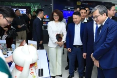 Các đại biểu tham quan không gian trưng bày và trình diễn công nghệ tại tầng 1 Sàn Giao dịch Công nghệ Hà Nội.