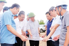 Đồng chí Phạm Quang Ngọc, Phó Bí thư Tỉnh ủy, Chủ tịch UBND tỉnh Ninh Bình (người thứ tư từ phải sang) kiểm tra dự án đầu tư xây dựng nút giao Phú Thứ.