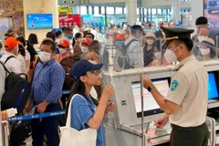 Hành khách làm thủ tục tại Sân bay Quốc tế Nội Bài