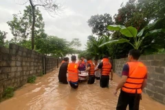 Lực lượng Công an tỉnh Thái Nguyên phối hợp lực lượng cơ sở đưa người dân tại xã Bình Sơn, thành phố Sông Công ra khỏi khu vực ngập lụt. (Ảnh Quang Linh)