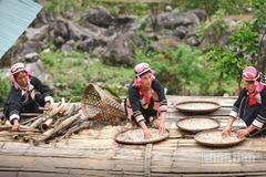 Phụ nữ Hà Nhì ở bản Pa Pảng vẫn đối mặt rào cản bình đẳng giới. (Ảnh: VŨ LINH)