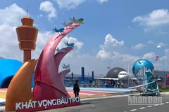 Không gian ngành hàng không thu hút đông giới trẻ tham quan.