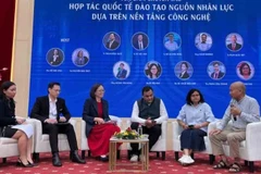 Các đại biểu tham gia phần tọa đàm tại hội thảo. (Ảnh: MINH TRUNG)