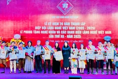 Phong tặng danh hiệu Nghệ nhân Làng nghề lần thứ XII-2025. (Ảnh: HNV)