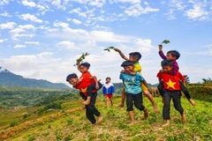 Niềm vui trẻ em vùng cao. (Ảnh: HÀ MINH HƯNG)